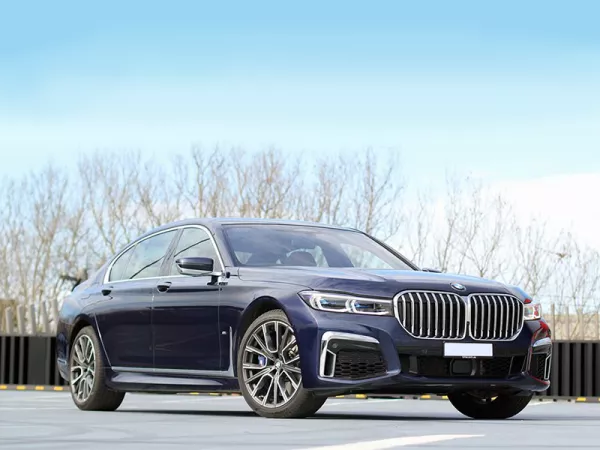 Dịch vụ thay Kính chắn gió xe BMW 740Li tận nơi